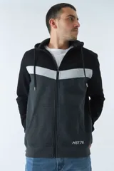 Campera con capucha color marrón, azul y blanco, con cierre frontal y bolsillos tipo canguro.