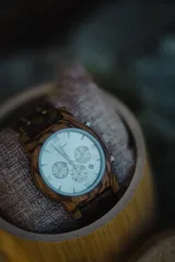 Reloj de pulsera Chenaut Lune con caja y correa de madera de zebrano, esfera plateada con números romanos y subdiales plateados, movimiento de cuarzo, función de cronógrafo y fechador, cristal Hardlex resistente a los arañazos y resistencia al agua 3 ATM.