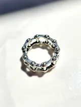 Anillo plateado de acero inoxidable con diseño de eslabones de cadena de moto.
