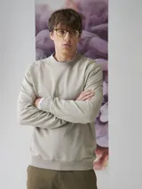 Sweater de fleece con cuello redondo y acabado de teñido al vacío, de diseño casual.