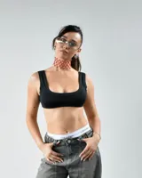 Top deportivo negro con escote redondo y breteles anchos.