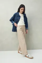 Pantalón baggy color beige de algodón con cintura elastizada.