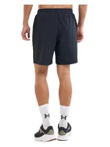 Short deportivo gris de Under Armour modelo Launch 7, con logo reflectivo en la pierna izquierda.