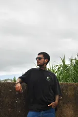 Remera blanca de algodón con cuello redondo y mangas cortas. Estampado en la espalda con un jarrón con flores y la palabra 'tuya'.