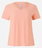 Remera de algodón negra, con mangas cortas y cuello en V.