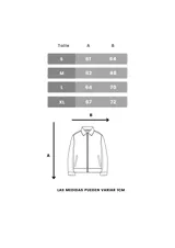 Chaqueta de jean negro con efecto lavado, corte recto, cuello clásico, cierre frontal con cremallera, bolsillos laterales y puños elásticos. Estampado con el texto "VENEFO COMPANY" en color naranja.