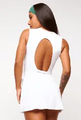 Vestido deportivo color verde con logo bordado en blanco en el pecho. Diseño sin mangas, con cuello mao y cierre parcial con botones. Falda con corte evasé y short interno.