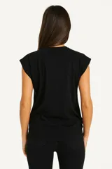 Remera blanca de algodón con mangas cortas, cuello redondo y estampado con imágenes de cartas de tarot y texto en negro.