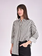 Camisa a rayas verticales blancas y negras, de corte recto y mangas 3/4.