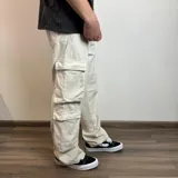 Pantalón jean celeste de corte holgado con múltiples bolsillos tipo cargo.