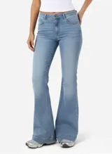 Jean de mujer, modelo flare (pierna acampanada) de tiro alto, confeccionado en denim de sarga color celeste claro con efecto lavado.