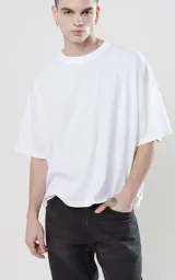 Remera blanca de manga corta con calce boxy fit, realizada en tejido jersey 24/1 americano.