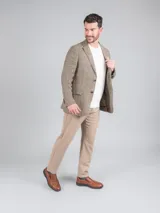 Zapato slip-on marrón de cuero, con suela negra y plantilla Dual Fit.