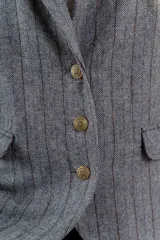 Blazer gris a cuadros con mangas largas negras.