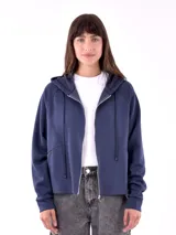 Campera con capucha color azul marino, con cierre frontal y cordones ajustables.