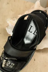 Sandalias de cuero color verde oliva con suela track y hebillas plateadas.