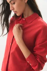 Camisa manga larga color ladrillo confeccionada en lino y algodón.