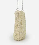 Cartera pequeña transversal color crema, cubierta de lentejuelas y cuentas. Tiene asa de cadena plateada y cierre de cremallera.