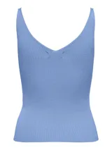 Top celeste de punto con cuello en V, breteles anchos y diseño ajustado.