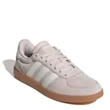 Championes Adidas Breaknet Sleek, color rosa claro con las tres tiras laterales blancas y suela marrón.