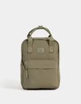Mochila color verde militar de tela deportiva con correas regulables, manijas superiores con broche, acceso con cierre superior, puller de cuerina, bolsillo frontal con cierre y tag de goma.