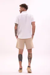 Camisa blanca de manga corta con cuello clásico y corte recto.