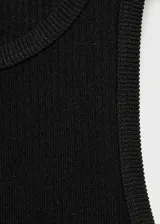 Musculosa color crema de tejido de punto de canalé, con cuello redondo y corte ajustado.