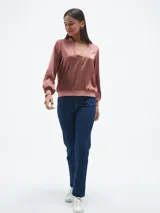 Blusa color cereza con escote en V y mangas largas abullonadas.