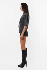 Remera gris oscuro con estampa azul, de mangas cortas y corte holgado.