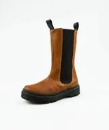 Bota de caña media color chocolate oscuro, realizada en cuero encerado. Con elástico italiano en la caña de ambos lados y fondo artesanal de suela color negro. El interior está forrado en forrería vacuna.