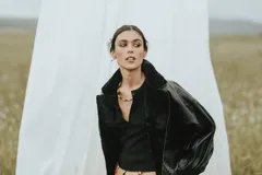 Campera de cuero vacuno color crudo con corderito en la solapa y costuras a mano.