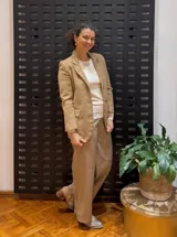 Blazer color beige de pana labrada con relieve, de corte clásico y solapas con muesca.