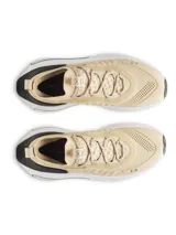 Championes Under Armour UA Phantom 4 color beige con detalles en negro y blanco. Zapatillas de running con capellada de tejido knit transpirable, ajuste tipo botín, cordones elásticos y entresuela con tecnología UA HOVR para mayor amortiguación y retorno de energía.