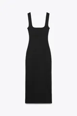 Vestido midi negro de tejido de punto, con escote cuadrado y tirantes anchos.