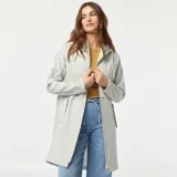 Parka impermeable color gris claro, con capucha, cierre frontal con cremallera y cordón ajustable en la cintura.