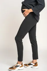 Legging maternal negro de algodón y elastano, tiro alto y calce ajustado.