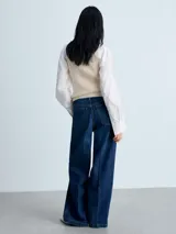 Pantalón de jean azul oscuro, corte wide leg, tiro medio, con cinco bolsillos y trabillas.