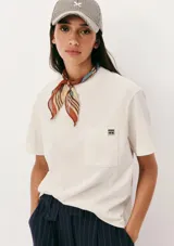 Camiseta blanca de manga corta con cuello redondo y bolsillo en el pecho con etiqueta de la marca. Corte recto clásico.