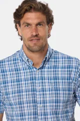 Camisa de manga corta con estampado a cuadros en tonos de azul y blanco.