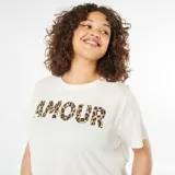 Camiseta blanca de manga corta con estampado de la palabra 'AMOUR' con animal print de leopardo.