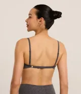 Top deportivo gris sin costuras, con breteles finos ajustables en hombros y espalda.