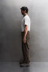 Camiseta deportiva de entrenamiento, corte regular fit, color gris claro, con cuello redondo y manga corta. Confeccionada en tejido técnico ligero y elástico con estructura Quick Dry nivel 2. Presenta costuras planas y un pequeño logo estampado en la parte inferior derecha.