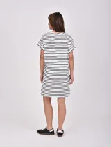 Vestido corto blanco con rayas horizontales rojas, de corte recto y mangas cortas con dobladillo.