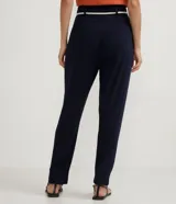 Pantalón tipo jogger azul marino de viscosa y elastano, con cintura ancha, trabillas y cinturón de cuerda con cuentas de madera.
