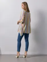 Camisa larga de rayón marca Robert Louis, con estampado a rayas verticales en tonos coral y blanco. Tiene cuello con solapa, abertura central con botones, mangas largas regulables con presilla y botón, y tajos laterales.