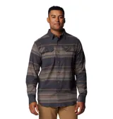 Camisa de franela a cuadros con estiramiento confort, color gris con rayas horizontales marrones y beige. Cuenta con cuello abotonado, cierre frontal con botones, dos bolsillos en el pecho con cierre de botón y puños abotonados.