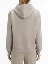 Buzo con capucha Calvin Klein color beige, confeccionado en felpa suave de algodón orgánico y poliéster reciclado. Tiene puños y dobladillo con punto canalé y logo nano en el pecho.