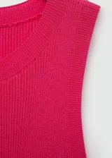 Top de punto de canalé color beige, de tejido fino, con cuello redondo y tirantes anchos.