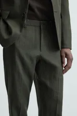 Pantalón de vestir azul marino, de corte recto, confeccionado en lino. Tiene bolsillos laterales y traseros con botón.