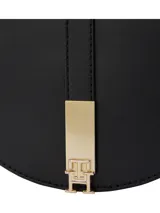 Cartera saddle negra de poliuretano con silueta curva y detalles metálicos dorados. Cuenta con correa extraíble ajustable, cierre de solapa magnético, dos compartimentos principales y un compartimento con cremallera.